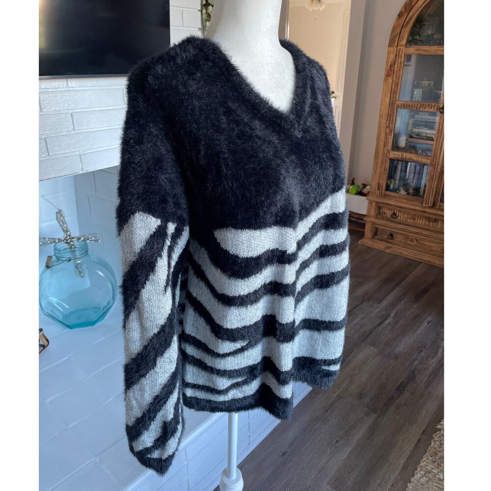 Vince Camuto Black and Gray V-Neck Sweater (Fits like a L)